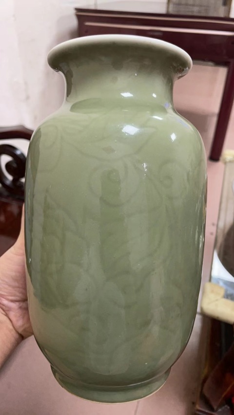 古玩陶瓷民國豆青釉暗刻花卉紋燈籠瓶拍賣,當前價格6500元