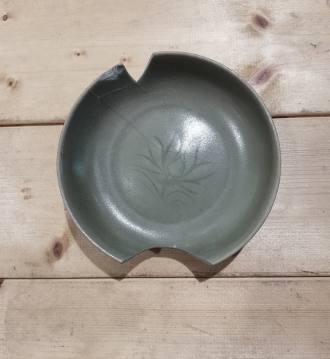 古玩陶瓷龍泉青瓷刻花盤拍賣,當前價格0元