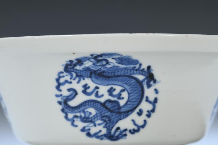 域鉴古玩】清晚·”金玉锋记”青花团龙纹折沿碗拍卖价格/图片/值多少钱