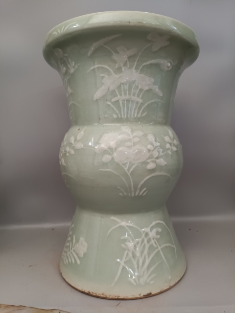 古玩陶瓷豆青釉堆白花卉紋盤口花觚拍賣，當前價格1888元