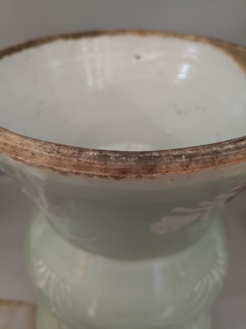 古玩陶瓷豆青釉堆白花卉紋盤口花觚拍賣，當前價格1888元