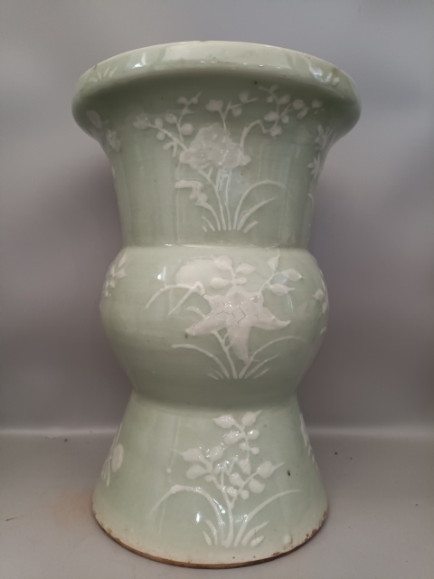 古玩陶瓷豆青釉堆白花卉紋盤口花觚拍賣，當前價格1888元