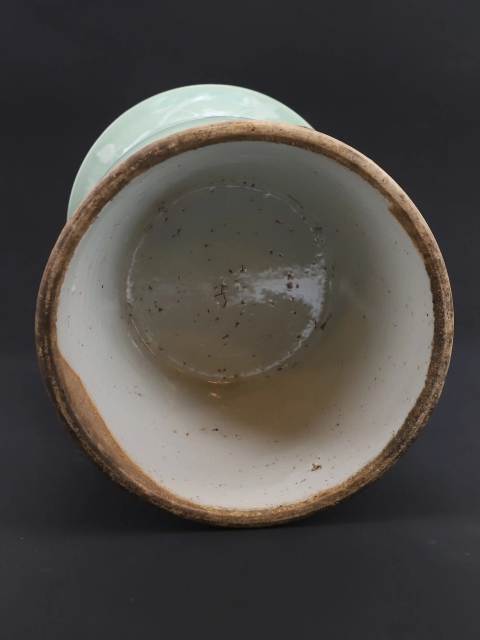 古玩陶瓷豆青釉堆白花卉紋盤口花觚拍賣，當前價格1888元