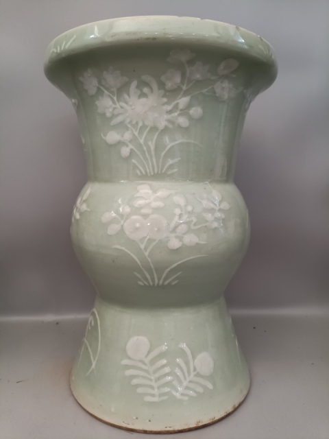 古玩陶瓷豆青釉堆白花卉紋盤口花觚拍賣，當前價格1888元