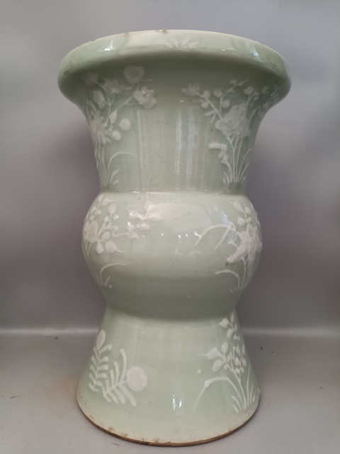 古玩陶瓷豆青釉堆白花卉紋盤口花觚拍賣，當前價格1888元