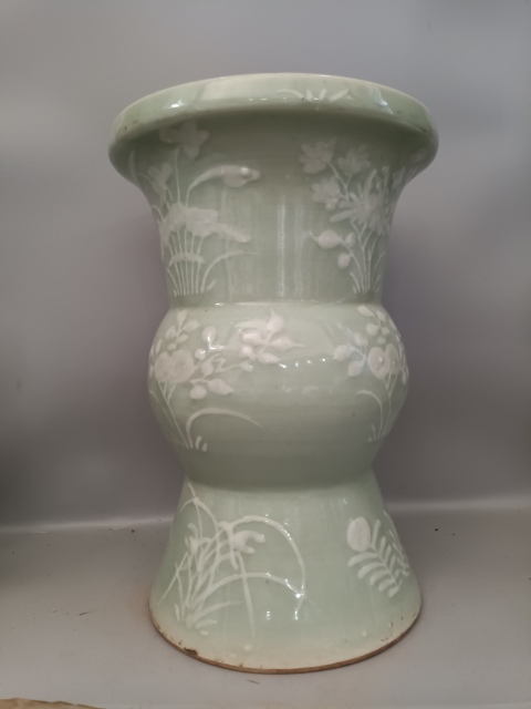 古玩陶瓷豆青釉堆白花卉紋盤口花觚拍賣，當前價格1888元