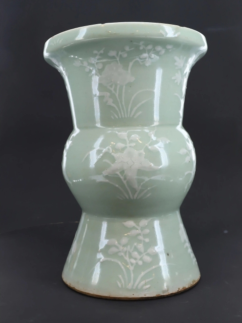 古玩陶瓷豆青釉堆白花卉紋盤口花觚拍賣，當前價格1888元