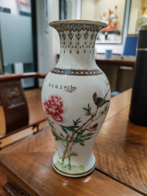 古玩陶瓷70年代粉彩花鳥紋觀音瓶真品鑒賞圖