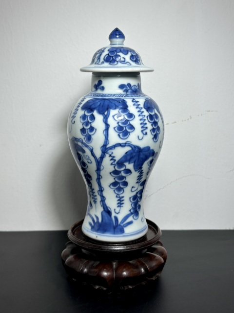 古玩陶瓷清早期·康熙·青花葡萄紋將軍罐拍賣,當(dāng)前價(jià)格3800元