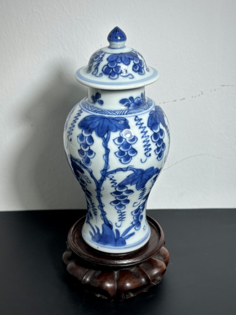 古玩陶瓷清早期·康熙·青花葡萄紋將軍罐拍賣,當(dāng)前價(jià)格3800元