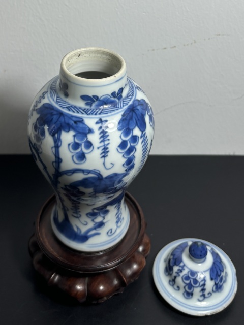 古玩陶瓷清早期·康熙·青花葡萄紋將軍罐拍賣,當(dāng)前價(jià)格3800元