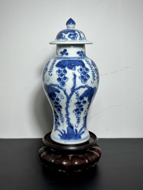 古玩陶瓷清早期·康熙·青花葡萄紋將軍罐拍賣,當(dāng)前價(jià)格3800元