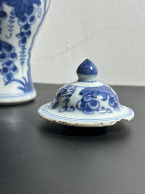 古玩陶瓷清早期·康熙·青花葡萄紋將軍罐拍賣,當(dāng)前價(jià)格3800元