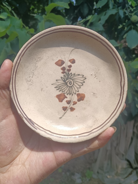 古玩陶瓷元末明初～磁州窯白地黑花盤拍賣，當前價格333元