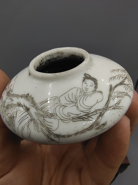 古玩陶瓷晚清精品?白釉刻瓷仕女人物碟形水盂拍賣，當(dāng)前價(jià)格2800元