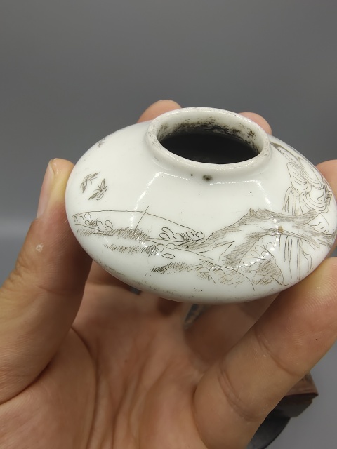 古玩陶瓷晚清精品?白釉刻瓷仕女人物碟形水盂拍賣，當(dāng)前價(jià)格2800元