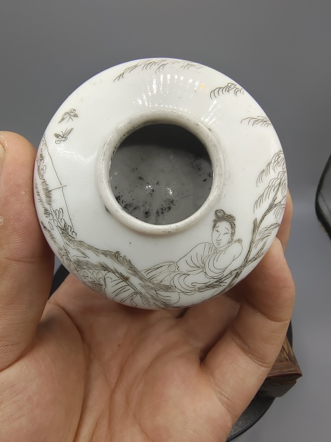 古玩陶瓷晚清精品?白釉刻瓷仕女人物碟形水盂拍賣，當(dāng)前價(jià)格2800元