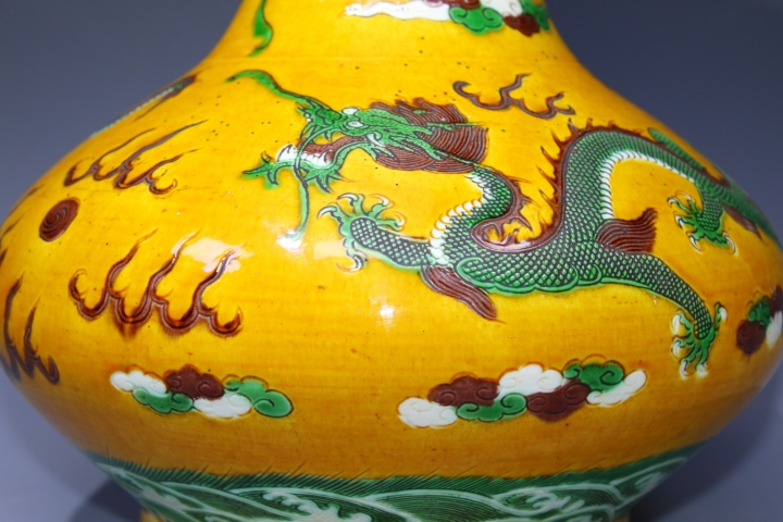 古玩陶瓷清晚期·黃地素三彩云龍紋荸薺瓶拍賣,當前價格68000元