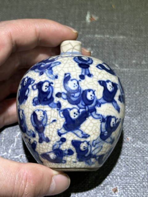 古玩陶瓷晚清煨瓷嬰戲人物鼻煙壺拍賣,當(dāng)前價(jià)格4500元
