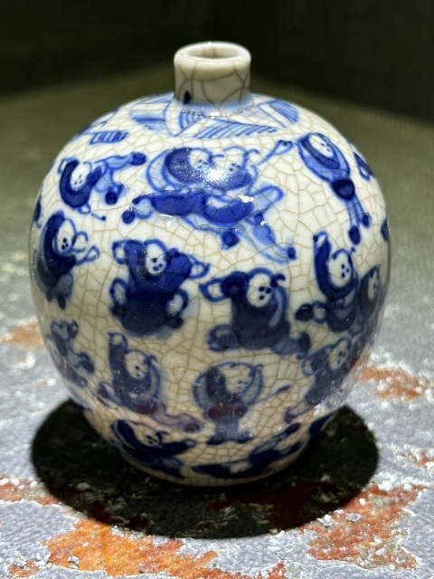 古玩陶瓷晚清煨瓷嬰戲人物鼻煙壺拍賣,當(dāng)前價(jià)格4500元