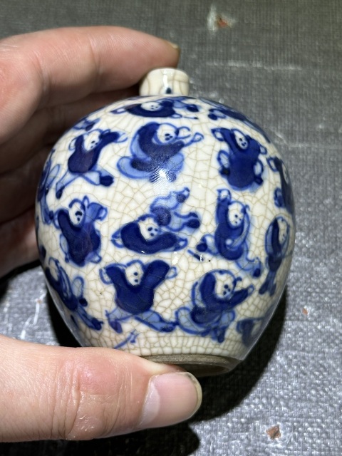 古玩陶瓷晚清煨瓷嬰戲人物鼻煙壺拍賣,當(dāng)前價(jià)格4500元