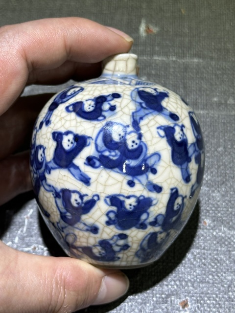 古玩陶瓷晚清煨瓷嬰戲人物鼻煙壺拍賣,當(dāng)前價(jià)格4500元