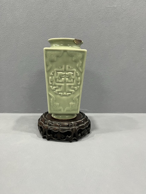 古玩陶瓷冬青釉刻夔龍紋琮式瓶拍賣，當(dāng)前價(jià)格6500元
