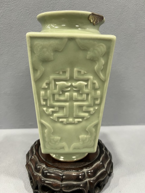 古玩陶瓷冬青釉刻夔龍紋琮式瓶拍賣，當(dāng)前價(jià)格6500元