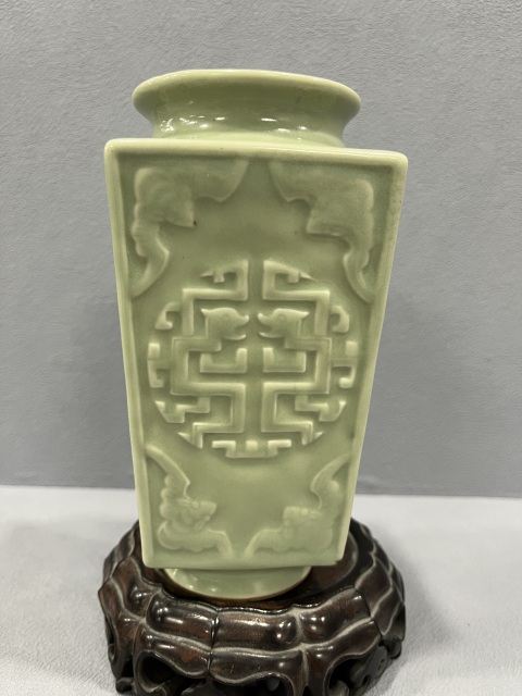 古玩陶瓷冬青釉刻夔龍紋琮式瓶拍賣，當(dāng)前價(jià)格6500元