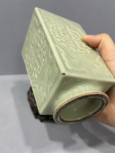 古玩陶瓷冬青釉刻夔龍紋琮式瓶拍賣，當(dāng)前價(jià)格6500元
