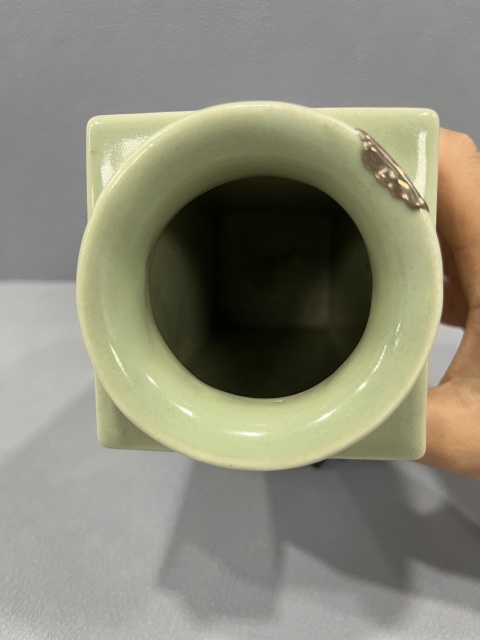 古玩陶瓷冬青釉刻夔龍紋琮式瓶拍賣，當(dāng)前價(jià)格6500元