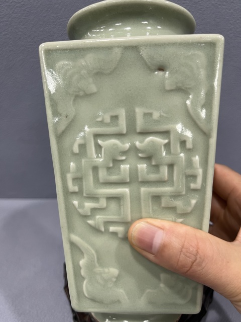 古玩陶瓷冬青釉刻夔龍紋琮式瓶拍賣，當(dāng)前價(jià)格6500元
