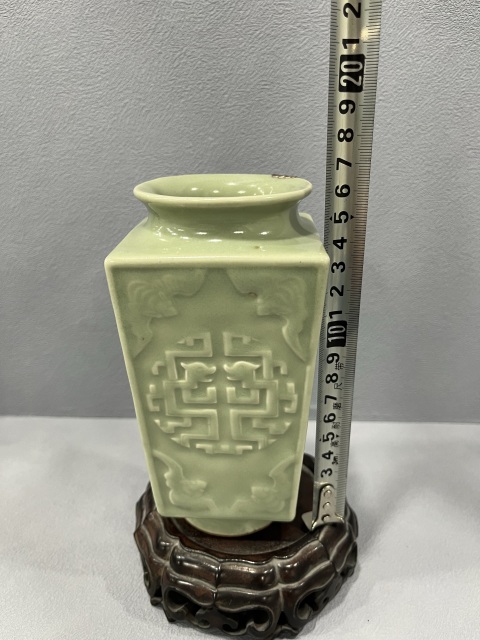 古玩陶瓷冬青釉刻夔龍紋琮式瓶拍賣，當(dāng)前價(jià)格6500元