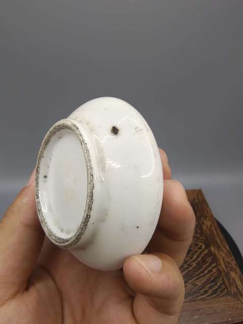 古玩陶瓷晚清精品?白釉刻瓷仕女人物碟形水盂拍賣，當(dāng)前價(jià)格2800元