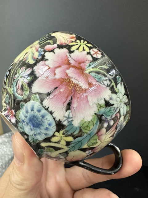 古玩陶瓷民國墨地粉彩百花把杯拍賣，當(dāng)前價格1588元