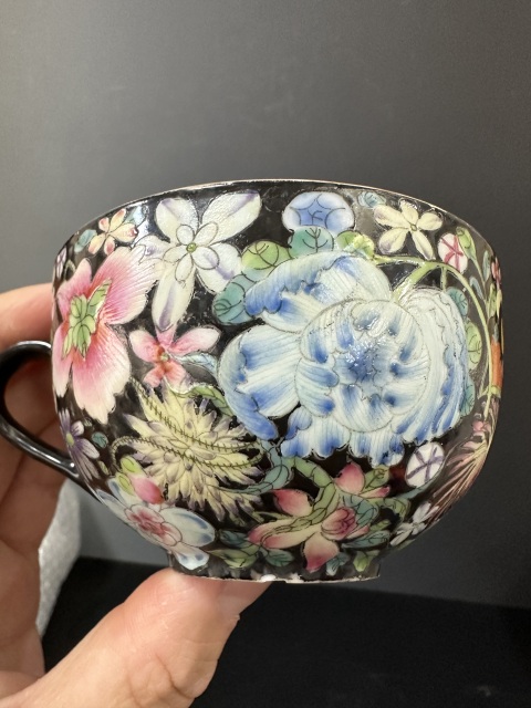 古玩陶瓷民國墨地粉彩百花把杯拍賣，當(dāng)前價格1588元