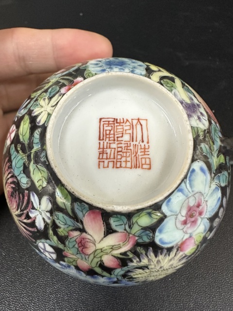 古玩陶瓷民國墨地粉彩百花把杯拍賣，當(dāng)前價格1588元