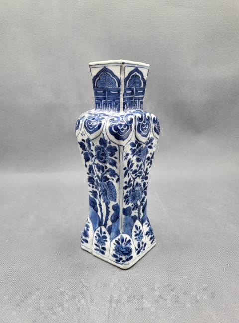 古玩陶瓷康熙青花洞石花卉四方尊拍賣，當前價格9800元