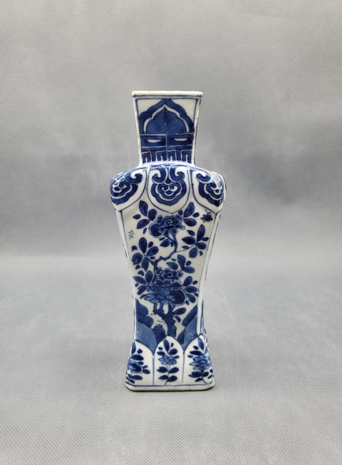 古玩陶瓷康熙青花洞石花卉四方尊拍賣，當前價格9800元