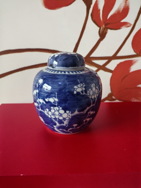 古玩陶瓷青花留白冰梅紋蓋罐拍賣，當前價格2500元