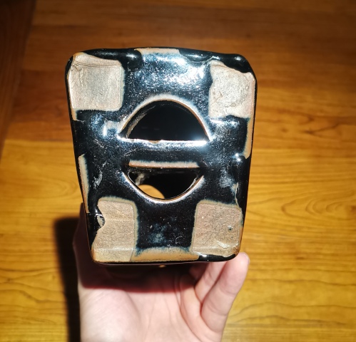 古玩陶瓷清代?窯變黑釉刻花鏤空瓷枕拍賣,當(dāng)前價(jià)格2300元