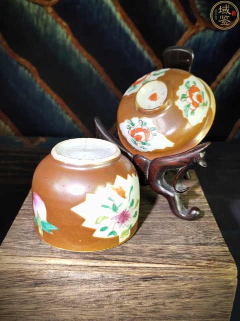 古玩陶瓷【域鑒優品放漏】清早期紫金釉開窗粉彩花卉紋蓋缸拍賣,當前價格1960元