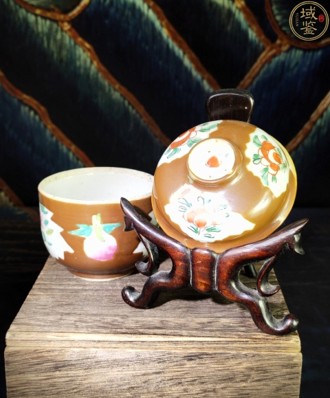 古玩陶瓷【域鑒優品放漏】清早期紫金釉開窗粉彩花卉紋蓋缸拍賣,當前價格1960元