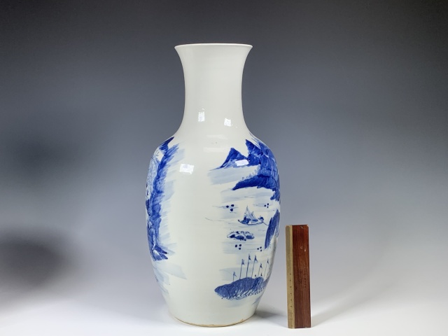 域鉴古玩】清晚期·青花山水风景人物纹瓶拍卖价格/图片/值多少钱