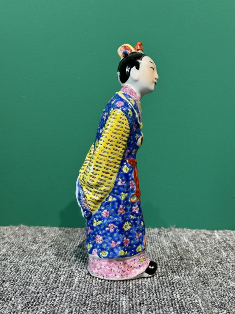 古玩陶瓷民國粉彩人物瓷塑拍賣，當前價格15800元