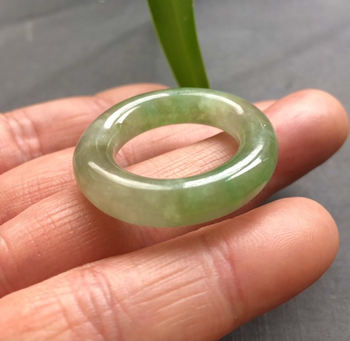 古玩玉器(一口價放漏)清代天然翡翠雕“素紋環”拍賣,當前價格7500元