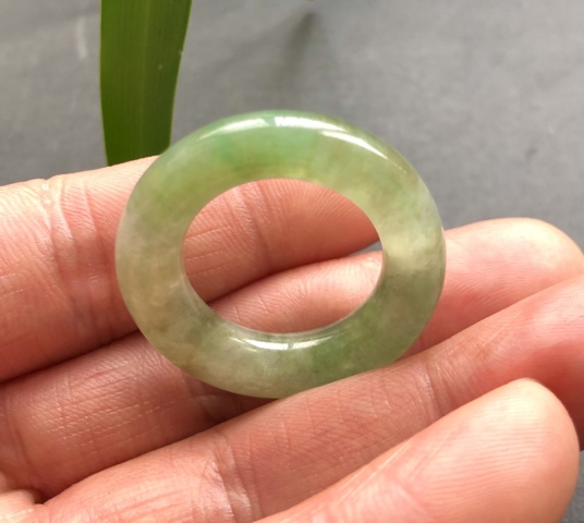 古玩玉器(一口價放漏)清代天然翡翠雕“素紋環”拍賣,當前價格7500元