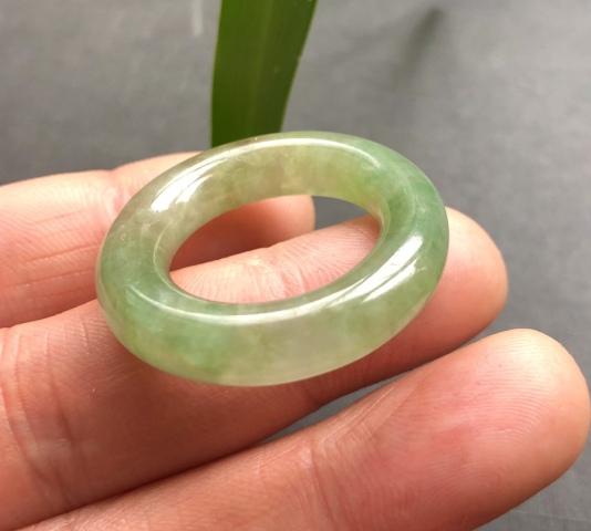 古玩玉器(一口價放漏)清代天然翡翠雕“素紋環”拍賣,當前價格7500元