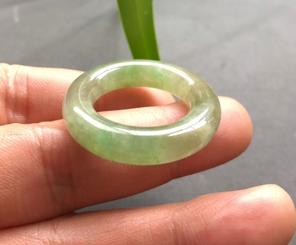 古玩玉器(一口價放漏)清代天然翡翠雕“素紋環”拍賣,當前價格7500元