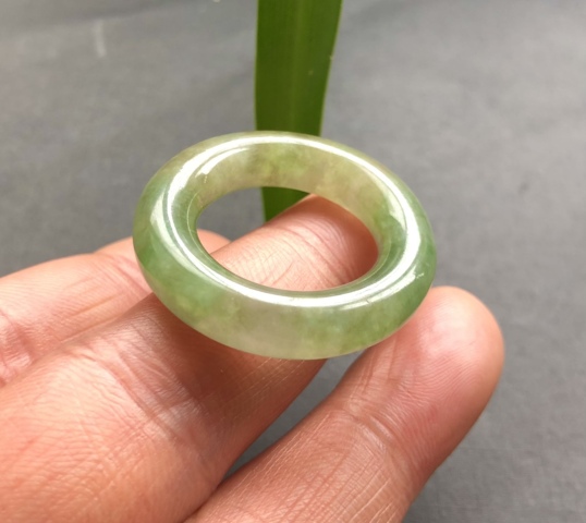 古玩玉器(一口價放漏)清代天然翡翠雕“素紋環”拍賣,當前價格7500元
